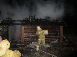 Спасатели МЧС России ликвидировали пожар в частной хозяйственной постройке в Мысковском ГО