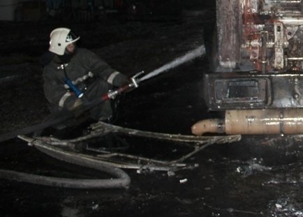 Спасатели МЧС России ликвидировали пожар в частном грузовом автомобиле в Мысковском ГО