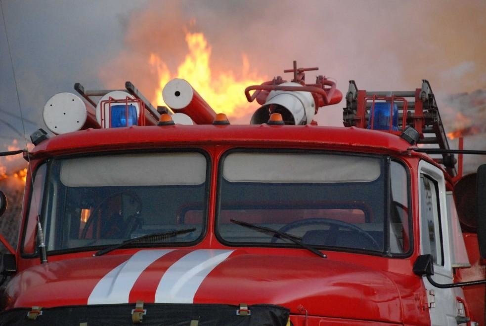 Спасатели МЧС России ликвидировали пожар в частном гараже и транспортном средстве в Мысковском ГО