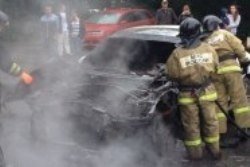 Спасатели МЧС России ликвидировали пожар в частном автомобиле в Мысковском ГО