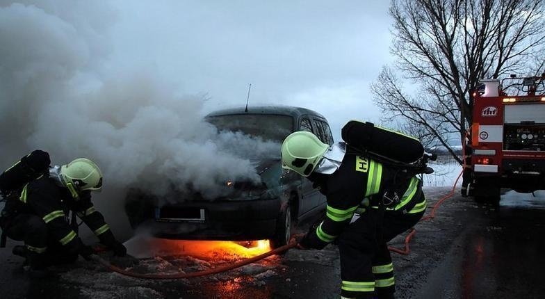 Спасатели МЧС России ликвидировали пожар в частном автомобиле в Мысковском ГО