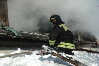 Спасатели МЧС России ликвидировали пожар в частной хозяйственной постройке в Мысковском ГО